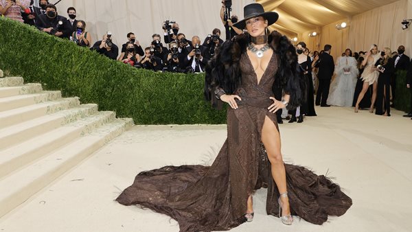 Jennifer Lopez & Ben Affleck - Το φιλί που κέρδισε τους φωτογράφους στο Met Gala