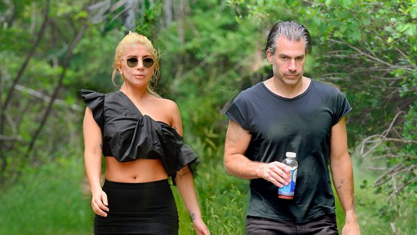 Ο πρώην της Lady Gaga κάνει like στην πρώην του Bradley Cooper