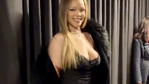 H Rihanna φωτογραφίζεται με εσώρουχα και "ρίχνει" το insta!