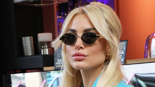 Αλεξάνδρα Παναγιώταρου, βόλτα στην Αθήνα με το σκυλάκι της!