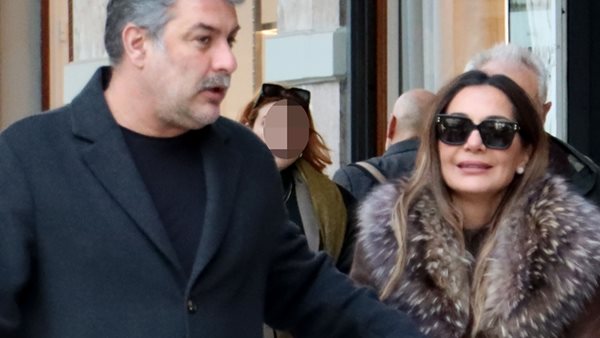 Δέσποινα Βανδή-Βασίλης Μπισμπίκης στο κέντρο της Αθήνας.