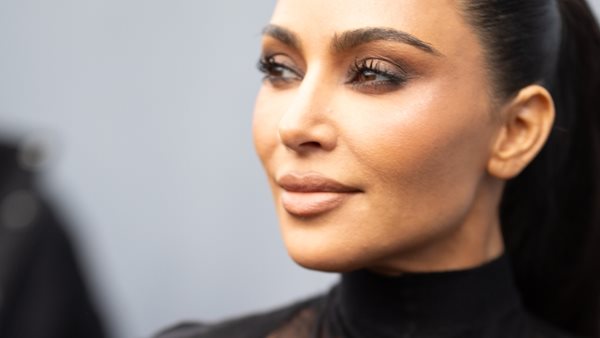 Η Kim Kardashian φτάνει στο Balenciaga Show στο Παρίσι!