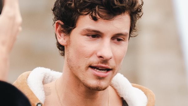 O Shawn Mendes ανακοίνωσε την επιστροφή του στο τραγούδι!