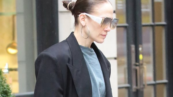 H Jennifer Lopez έξω από το σπίτι της με άψογο casual στυλ!