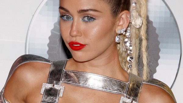 #throwbackthursday Like a Wrecking Ball της Miley Cyrus!