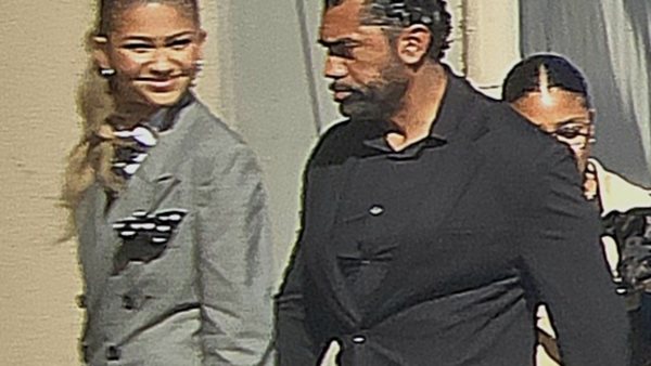 Χαμογελαστή η Zendaya φτάνει στο Jimmy Kimmel Live!