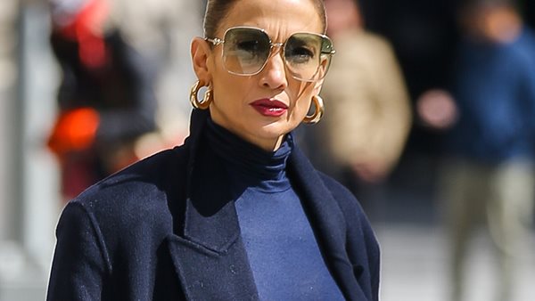 H Jennifer Lopez με φαρδύ τζην παντελόνι στη Νέα Υόρκη!