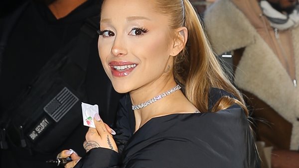 Ariana Grande: κατευθύνεται στο studio για συνέντευξη!
