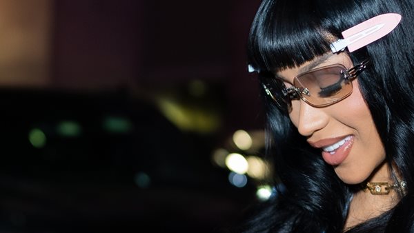 H Cardi B ξεχωρίζει με το στυλ της στον αγώνα των Knicks!