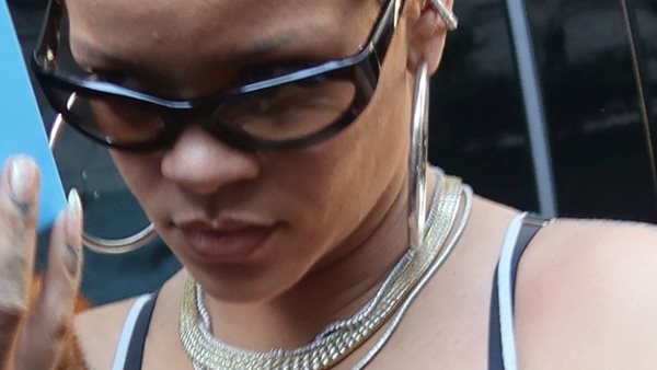 H Rihanna με χαλαρό look και κοντά πλέον μαλλιά!