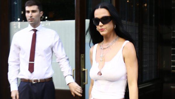 H Katy Perry στη Νέα Υόρκη με λευκό μίνι και μπότες