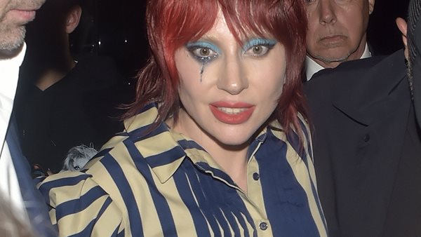 Η Lady Gaga τραγουδάει "Santa Claus Is Comin' to Town"