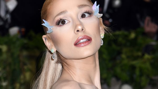 Η Ariana Grande τραγουδάει "Twinkle Twinkle" για το Met Gala