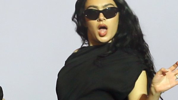 Δείτε την αγαπημένη μας brat, Charli XCX, να μιμείται Adele.
