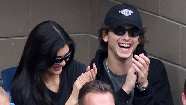 Να βρούμε κάποιον να μας κοιτάζει όπως ο Timothee Chalamet.