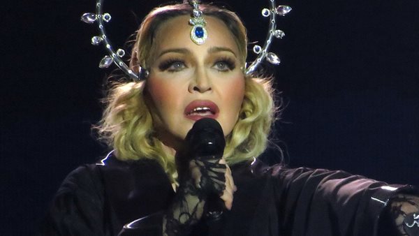 H Madonna γράφει ιστορία στο UK chart με το "Popular"!