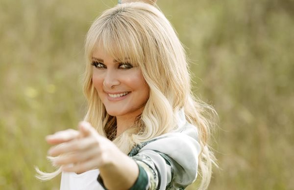 Νατάσα Θεοδωρίδου - Διακοπές στην Πάρο με τις κούκλες κόρες της