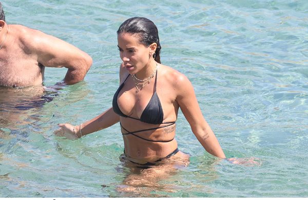 Anitta στην Μύκονο με τον πατέρα της Mauro Machado!