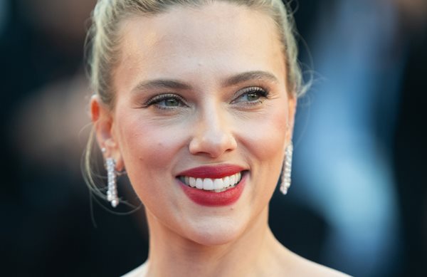 Εντυπωσιακή εμφάνιση Scarlett Johansson στο Φεστιβάλ Καννών.