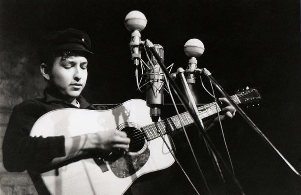 Όταν ο Bob Dylan έκανε την πρώτη του μεγάλη συναυλία στη Νέα Υόρκη