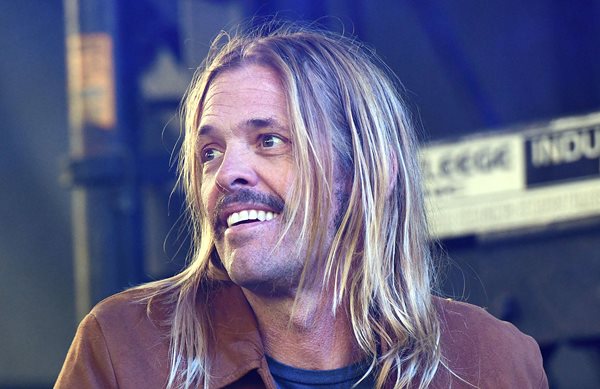 Taylor Hawkins - 1.000 μουσικοί παρουσίασαν tribute στο Παρίσι με το "My Hero"