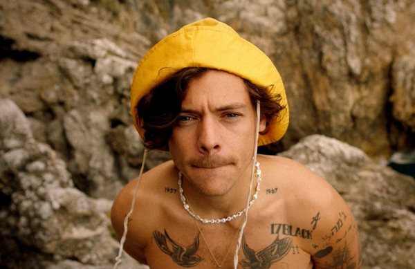 Ο Harry Styles κάνει ένα... "χαλαρωτικό" unboxing στο βινύλιο του "Harry's House"