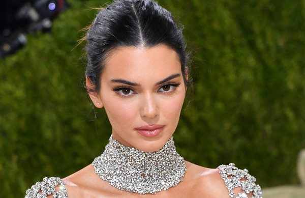 #ViralPics - Η Kendall Jenner με μπικίνι στα χιόνια