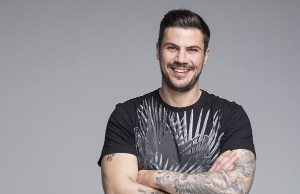 Ο γιος του Άκη Πετρετζίκη κάνει τα πρώτα του βήματα