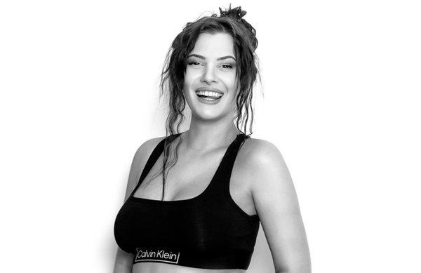 Η Λάουρα Νάργες ποζάρει για πρώτη φορά με φουσκωμένη κοιλίτσα