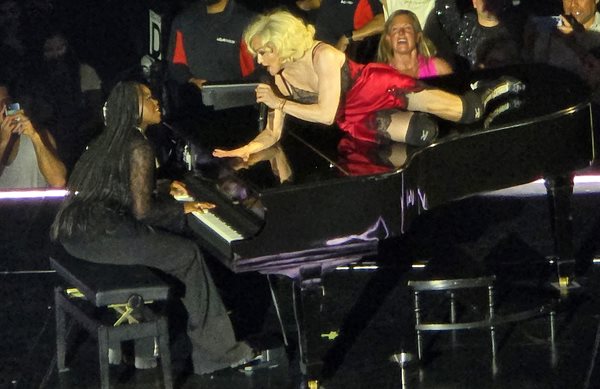 Και τα έξι παιδιά της Madonna μέρος του "Celebration Tour"!