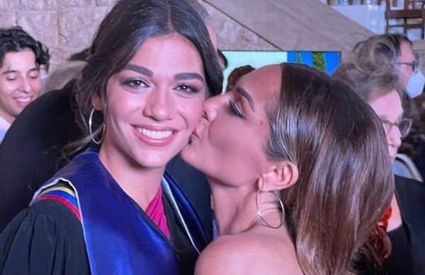 Η Δέσποινα Βανδή στο πλευρό της Μελίνας Νικολαΐδη στην αποφοίτησή της