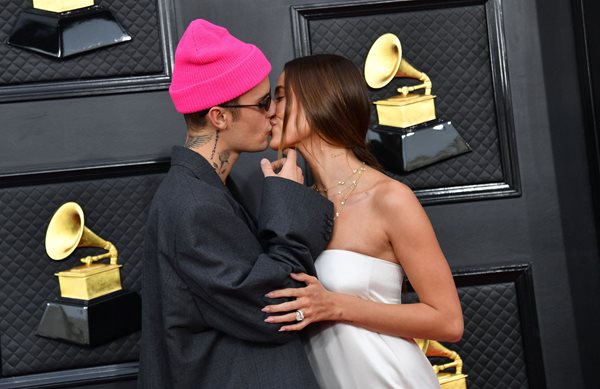 Hailey & Justin Bieber - Τα ρομαντικά στιγμιότυπα και οι τρυφερές κινήσεις στο κόκκινο χαλί των Grammys