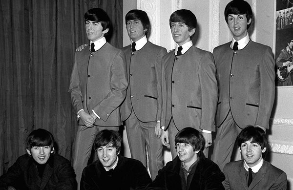Όταν οι Beatles φωτογραφήθηκαν δίπλα στα κέρινα ομοιώματά τους