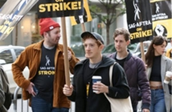 Ethan Slater (νέος σύντροφος της Ariana Grande)