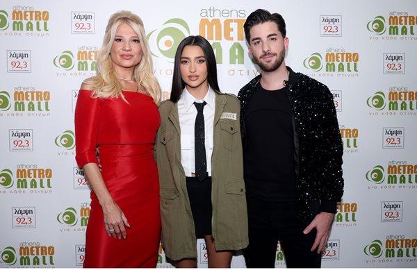 Άναψε το χριστουγεννιάτικο δέντρο η Φαίη Σκορδά!