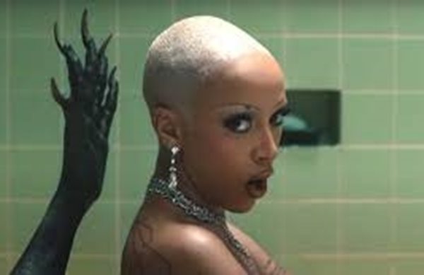H Doja Cat νιώθει μια έλξη για τους δαίμονες τελευταία.