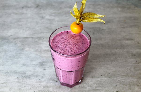 Το μοβ smoothie με superfoods που χαρίζει ενέργεια