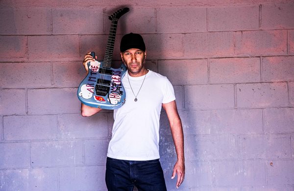 Tom Morello - Τι απαντά σε εκείνους που του ζητάνε να μην μπλέκεται σε πολιτικά θέματα