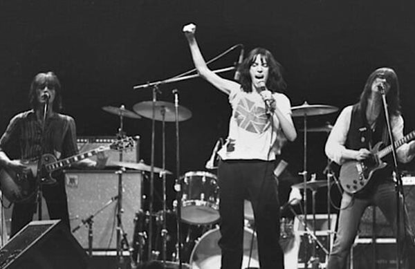 #RockThisDay - 16 Μαΐου: H Patti Smith δίνει για πρώτη φορά συναυλία στη Μ. Βρετανία