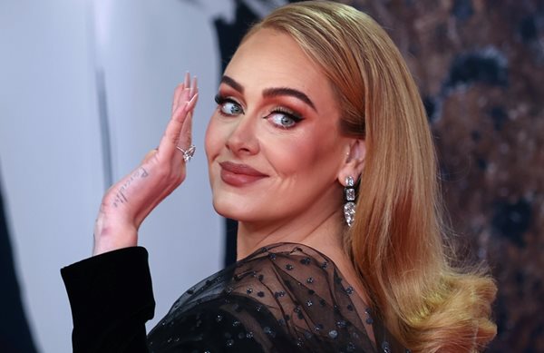 Αρραβωνιάστηκε όντως η Adele;