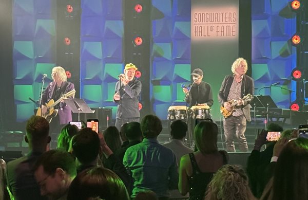 Οι R.E.M. επανενώθηκαν για μια ζωντανή εμφάνιση ύστερα από 15 χρόνια