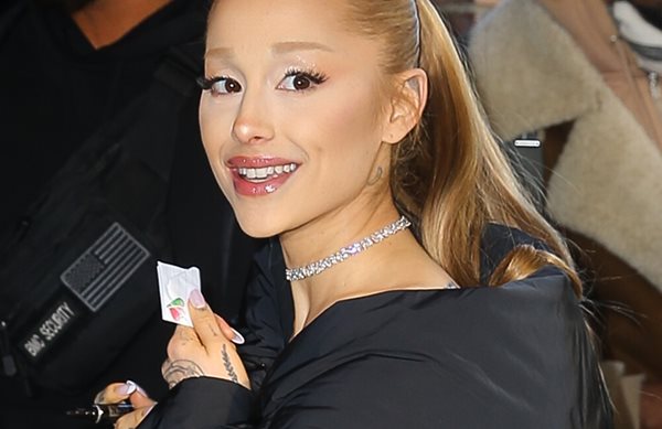 Ariana Grande: κατευθύνεται στο studio για συνέντευξη!