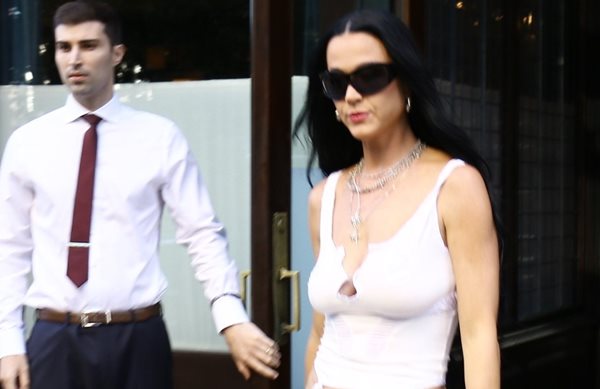 H Katy Perry στη Νέα Υόρκη με λευκό μίνι και μπότες